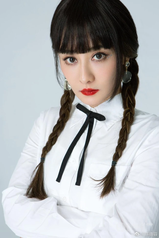 陈德容双麻花辫发型搭配白衣制服短裙宛若少女写真美照