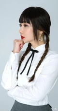 陈德容双麻花辫发型搭配白衣制服短裙宛若少女写真美照