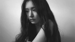 林允慵懒性感毛衣休闲裤穿搭私房迷人黑白写真壁纸图片