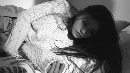 林允慵懒性感毛衣休闲裤穿搭私房迷人黑白写真壁纸图片