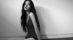 林允慵懒性感毛衣休闲裤穿搭私房迷人黑白写真壁纸图片