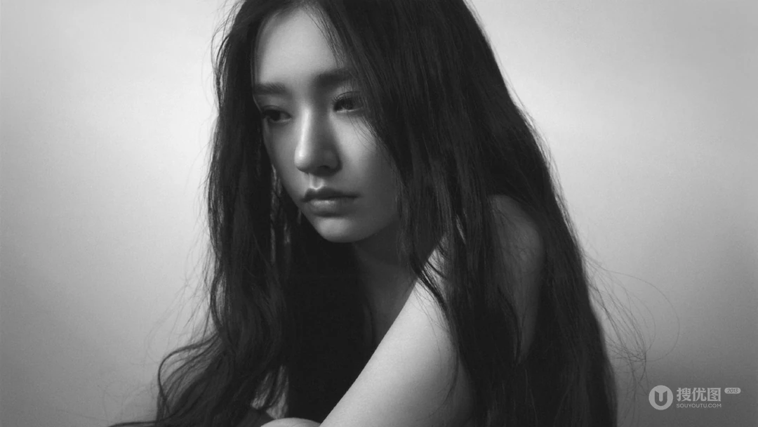 林允慵懒性感毛衣休闲裤穿搭私房迷人黑白写真壁纸图片