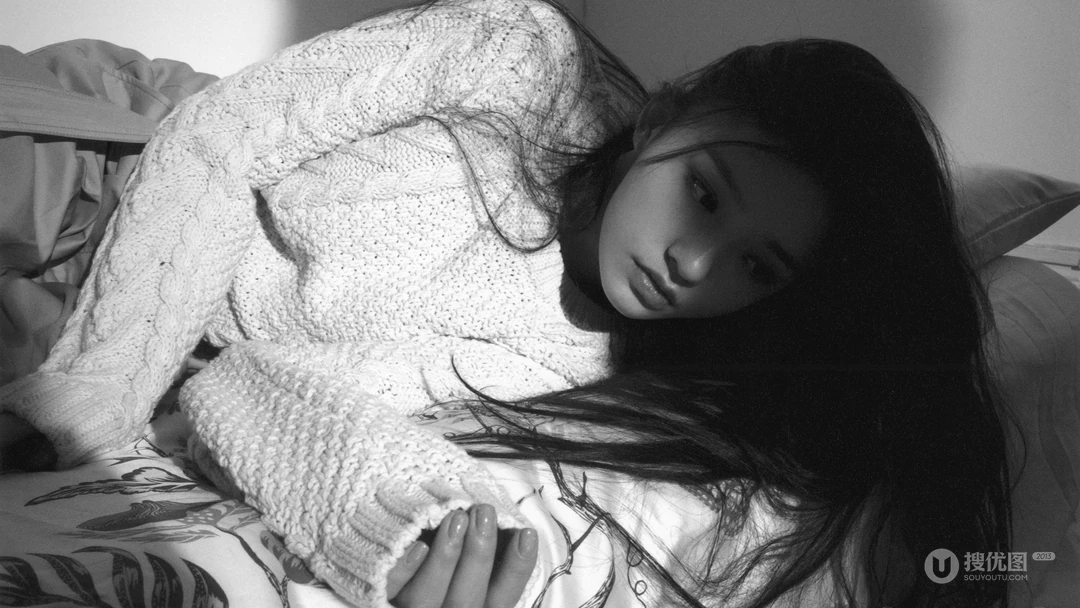 林允慵懒性感毛衣休闲裤穿搭私房迷人黑白写真壁纸图片