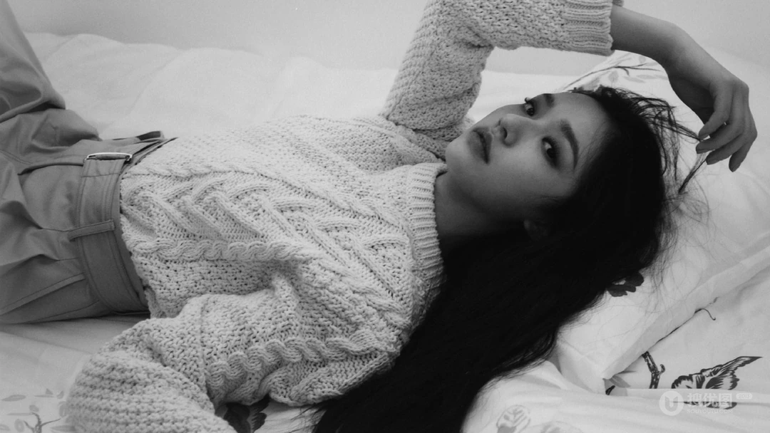 林允慵懒性感毛衣休闲裤穿搭私房迷人黑白写真壁纸图片