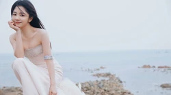 谭松韵性感抹胸白裙笑容甜美海边写真桌面壁纸图片