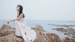 谭松韵性感抹胸白裙笑容甜美海边写真桌面壁纸图片