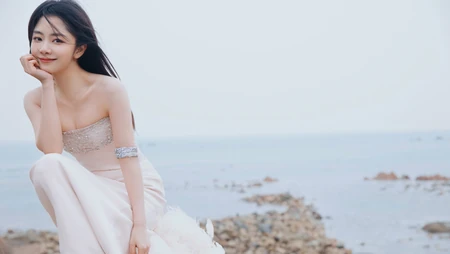 谭松韵性感抹胸白裙笑容甜美海边写真桌面壁纸图片