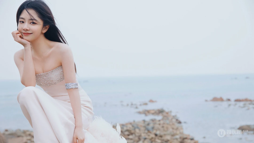 谭松韵性感抹胸白裙笑容甜美海边写真桌面壁纸图片