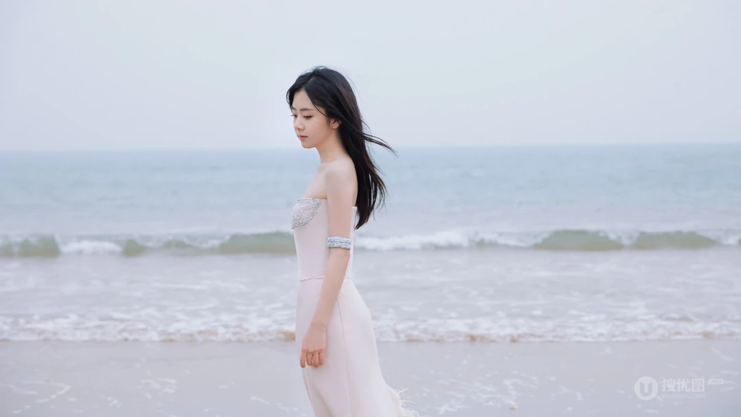 谭松韵性感抹胸白裙笑容甜美海边写真桌面壁纸图片