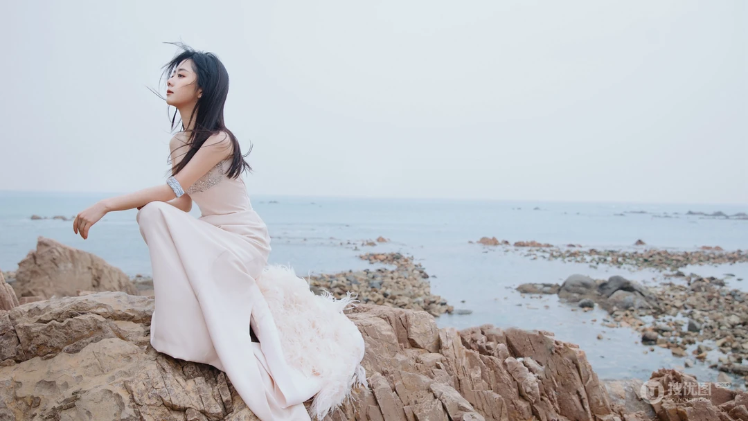 谭松韵性感抹胸白裙笑容甜美海边写真桌面壁纸图片