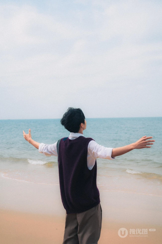 王俊凯春日海边写真图片