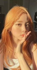 欧阳娜娜金发白裙居家自拍美照，睫毛纤长似可爱娃娃