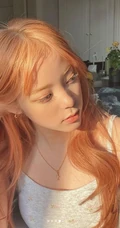 欧阳娜娜金发白裙居家自拍美照，睫毛纤长似可爱娃娃