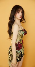 虞书欣化身气质辣妈，肩带礼裙花裙着身，一展动人身材玲珑曲线
