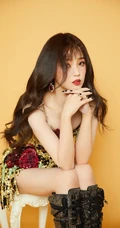 虞书欣化身气质辣妈，肩带礼裙花裙着身，一展动人身材玲珑曲线