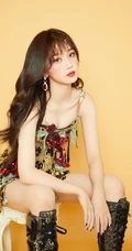 虞书欣化身气质辣妈，肩带礼裙花裙着身，一展动人身材玲珑曲线