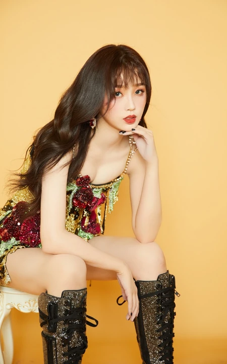 虞书欣化身气质辣妈，肩带礼裙花裙着身，一展动人身材玲珑曲线