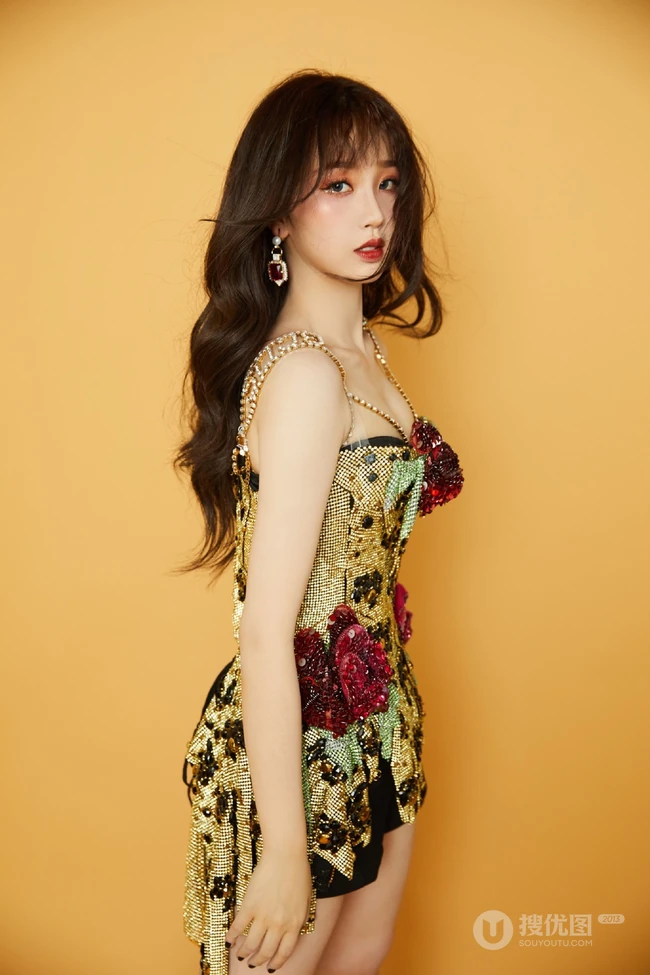 虞书欣化身气质辣妈，肩带礼裙花裙着身，一展动人身材玲珑曲线