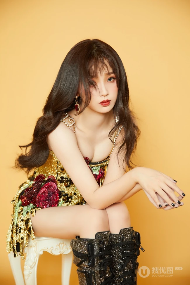 虞书欣化身气质辣妈，肩带礼裙花裙着身，一展动人身材玲珑曲线