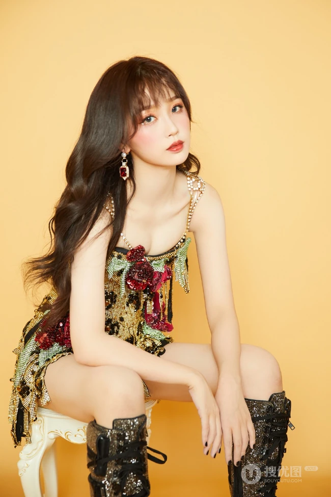 虞书欣化身气质辣妈，肩带礼裙花裙着身，一展动人身材玲珑曲线