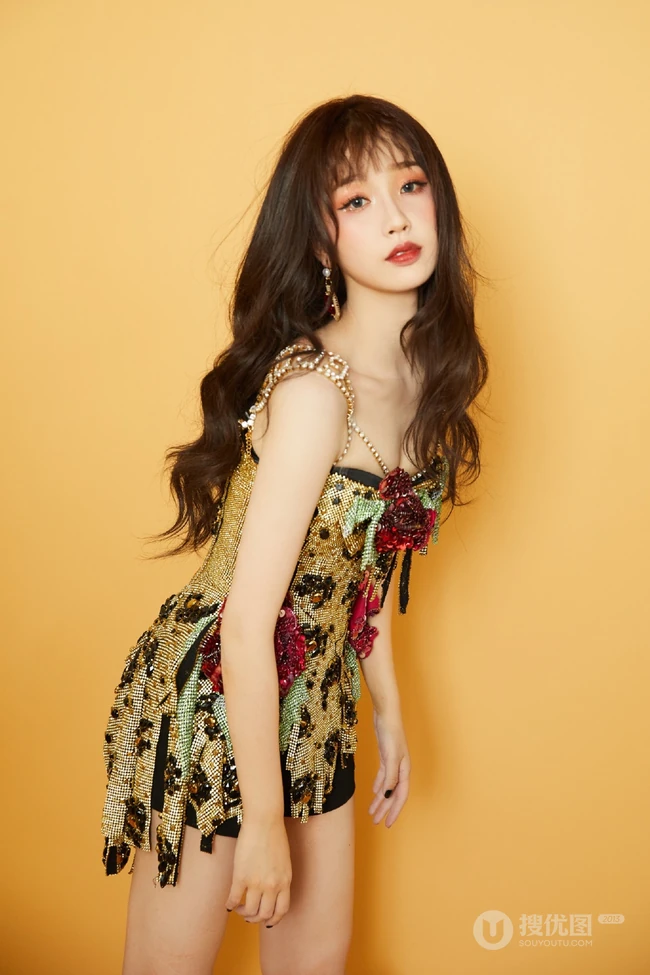 虞书欣化身气质辣妈，肩带礼裙花裙着身，一展动人身材玲珑曲线