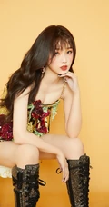 虞书欣化身气质辣妈，肩带礼裙花裙着身，一展动人身材玲珑曲线