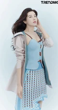 曾黎化身百变轻熟，多套服饰穿着，尽显有致身材和动人美肩