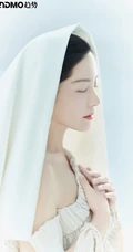 曾黎化身百变轻熟，多套服饰穿着，尽显有致身材和动人美肩