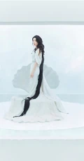 曾黎化身百变轻熟，多套服饰穿着，尽显有致身材和动人美肩