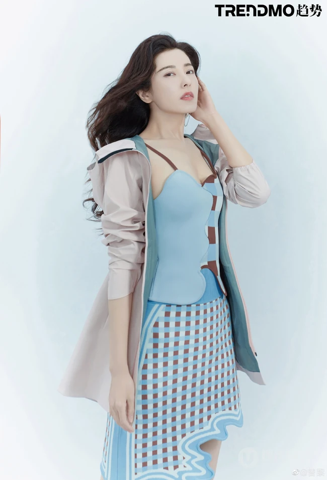 曾黎化身百变轻熟，多套服饰穿着，尽显有致身材和动人美肩