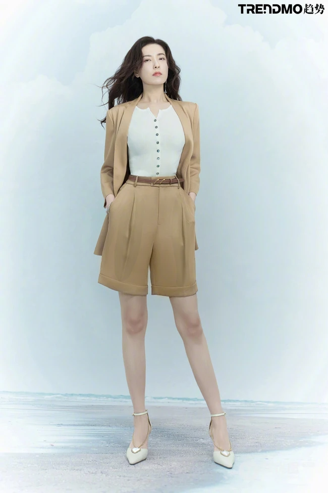曾黎化身百变轻熟，多套服饰穿着，尽显有致身材和动人美肩