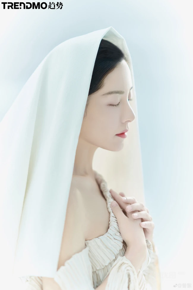 曾黎化身百变轻熟，多套服饰穿着，尽显有致身材和动人美肩