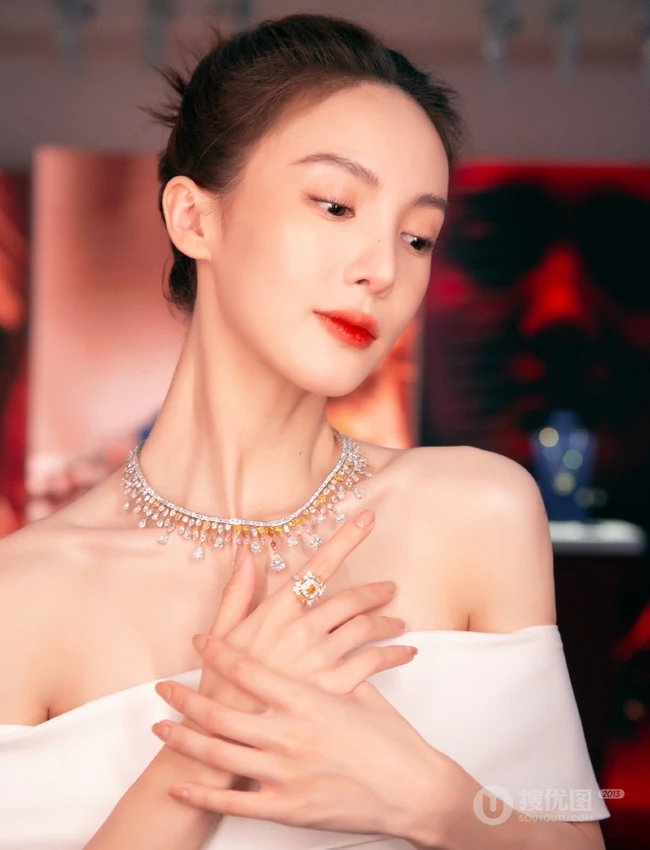 金晨礼裙礼服白裙气质时尚写真图片