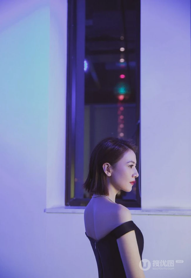 高圆圆黑白配一字礼裙紧身裙气质动人写真图片