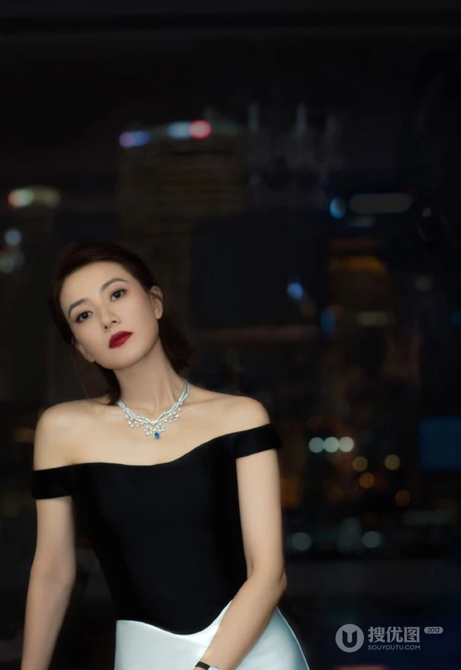 高圆圆黑白配一字礼裙紧身裙气质动人写真图片