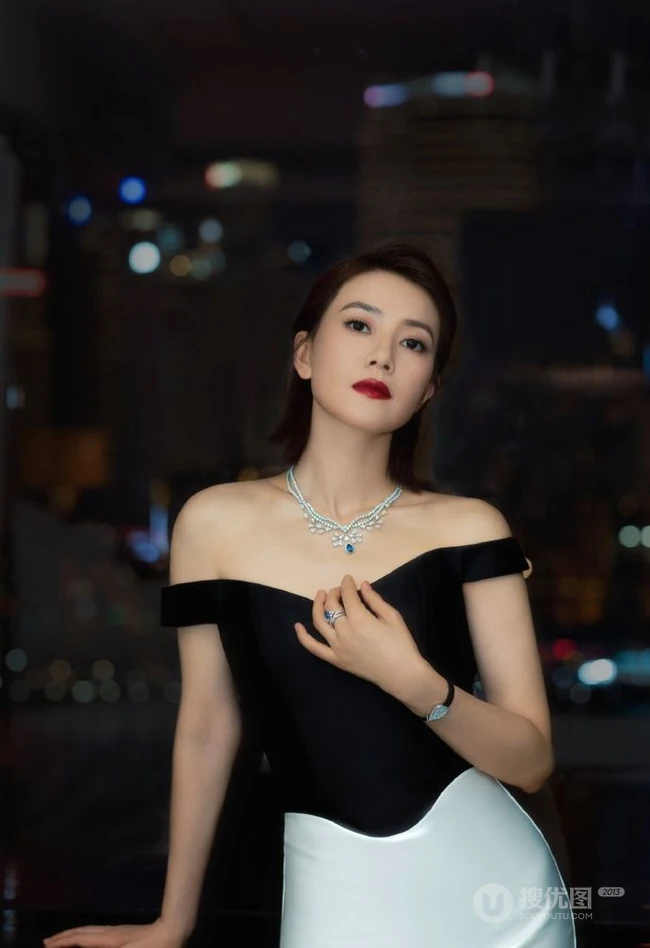 高圆圆黑白配一字礼裙紧身裙气质动人写真图片