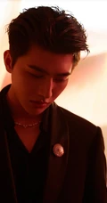 蔡徐坤酷帅黑衣写真照片，侧颜帅气，上演深情忧郁男气质