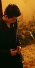 蔡徐坤酷帅黑衣写真照片，侧颜帅气，上演深情忧郁男气质