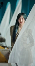 郑乃馨卡其色纽扣时尚紧身裙靓丽清新写真图片