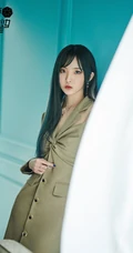 郑乃馨卡其色纽扣时尚紧身裙靓丽清新写真图片