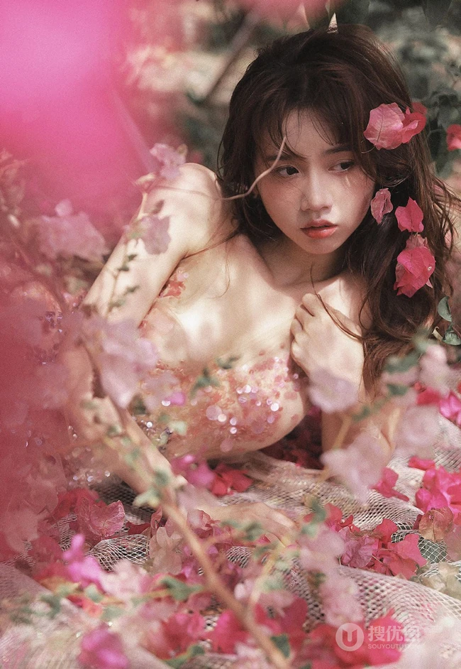 浪漫的三角梅 精选网红女生林木婷子气质V领亮片长裙气质写真图集