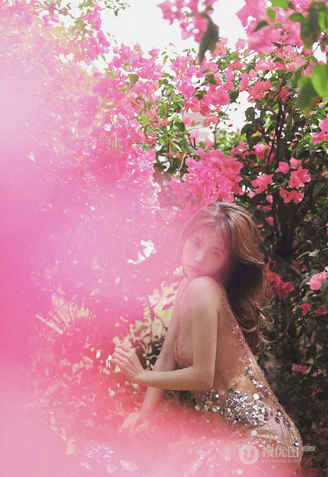 浪漫的三角梅 精选网红女生林木婷子气质V领亮片长裙气质写真图集
