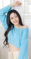 温柔可人，笑容甜少女身着蓝衣短裤居家慵懒清新写真套图