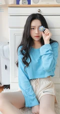 温柔可人，笑容甜少女身着蓝衣短裤居家慵懒清新写真套图