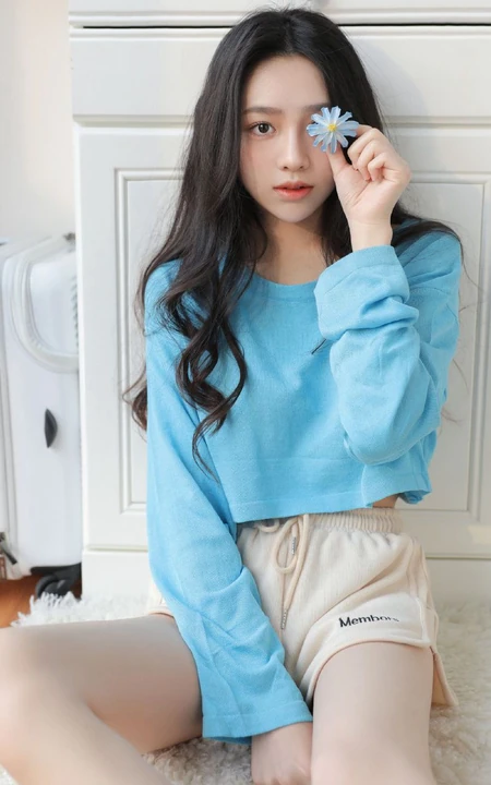 温柔可人，笑容甜少女身着蓝衣短裤居家慵懒清新写真套图
