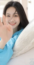 温柔可人，笑容甜少女身着蓝衣短裤居家慵懒清新写真套图