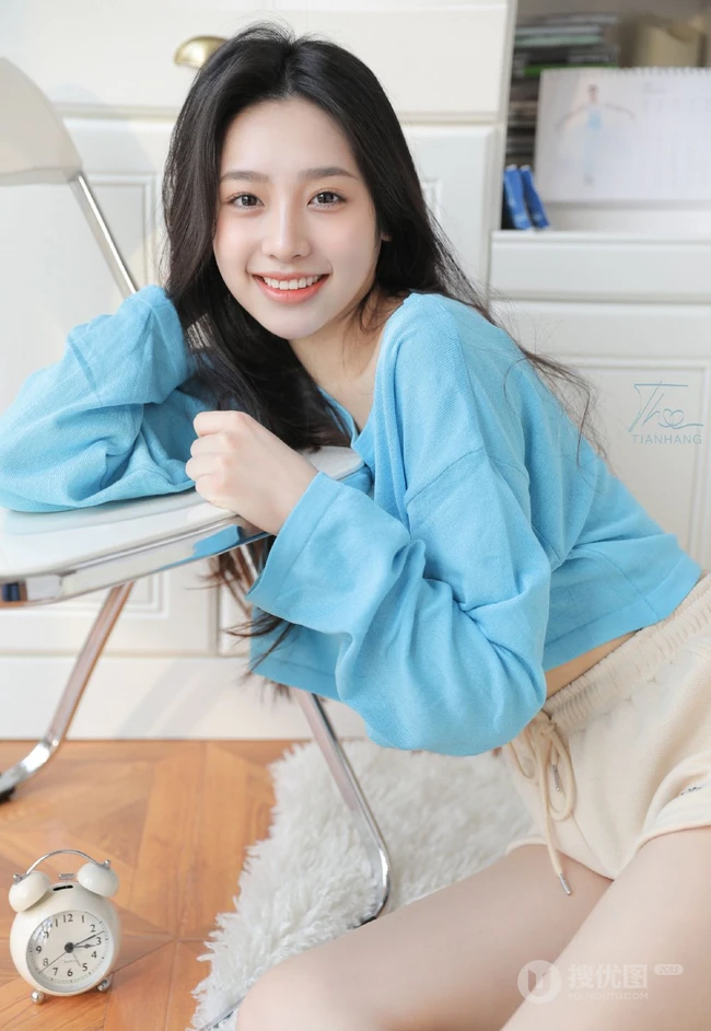 温柔可人，笑容甜少女身着蓝衣短裤居家慵懒清新写真套图