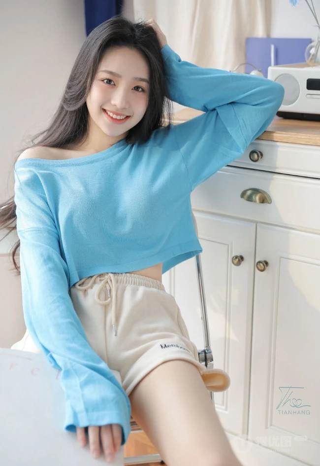 温柔可人，笑容甜少女身着蓝衣短裤居家慵懒清新写真套图