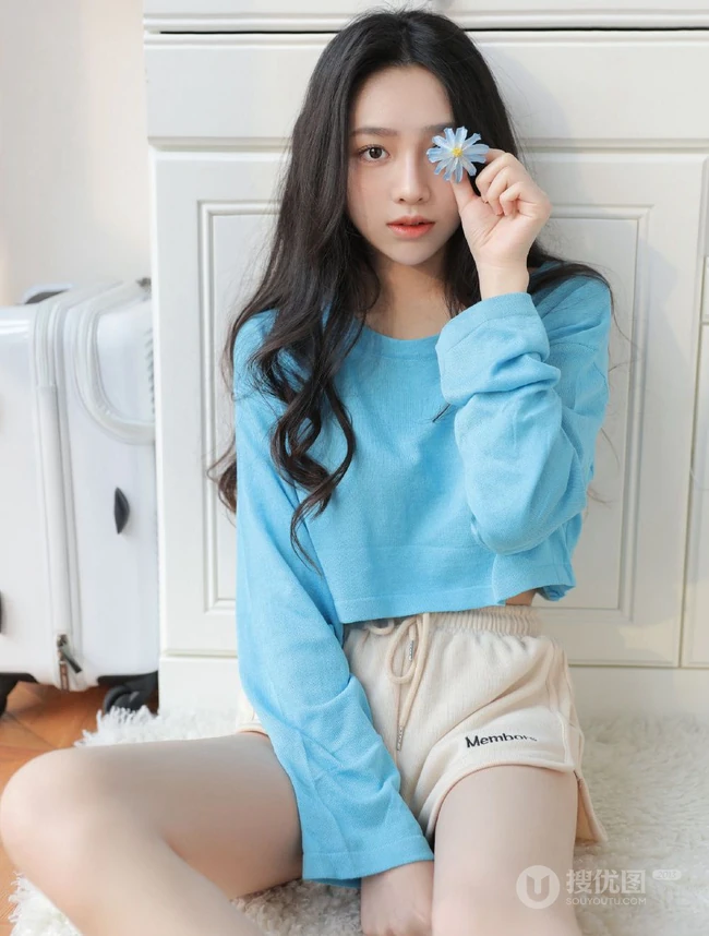 温柔可人，笑容甜少女身着蓝衣短裤居家慵懒清新写真套图