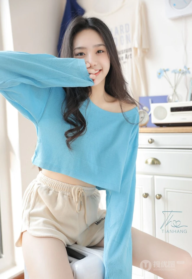 温柔可人，笑容甜少女身着蓝衣短裤居家慵懒清新写真套图